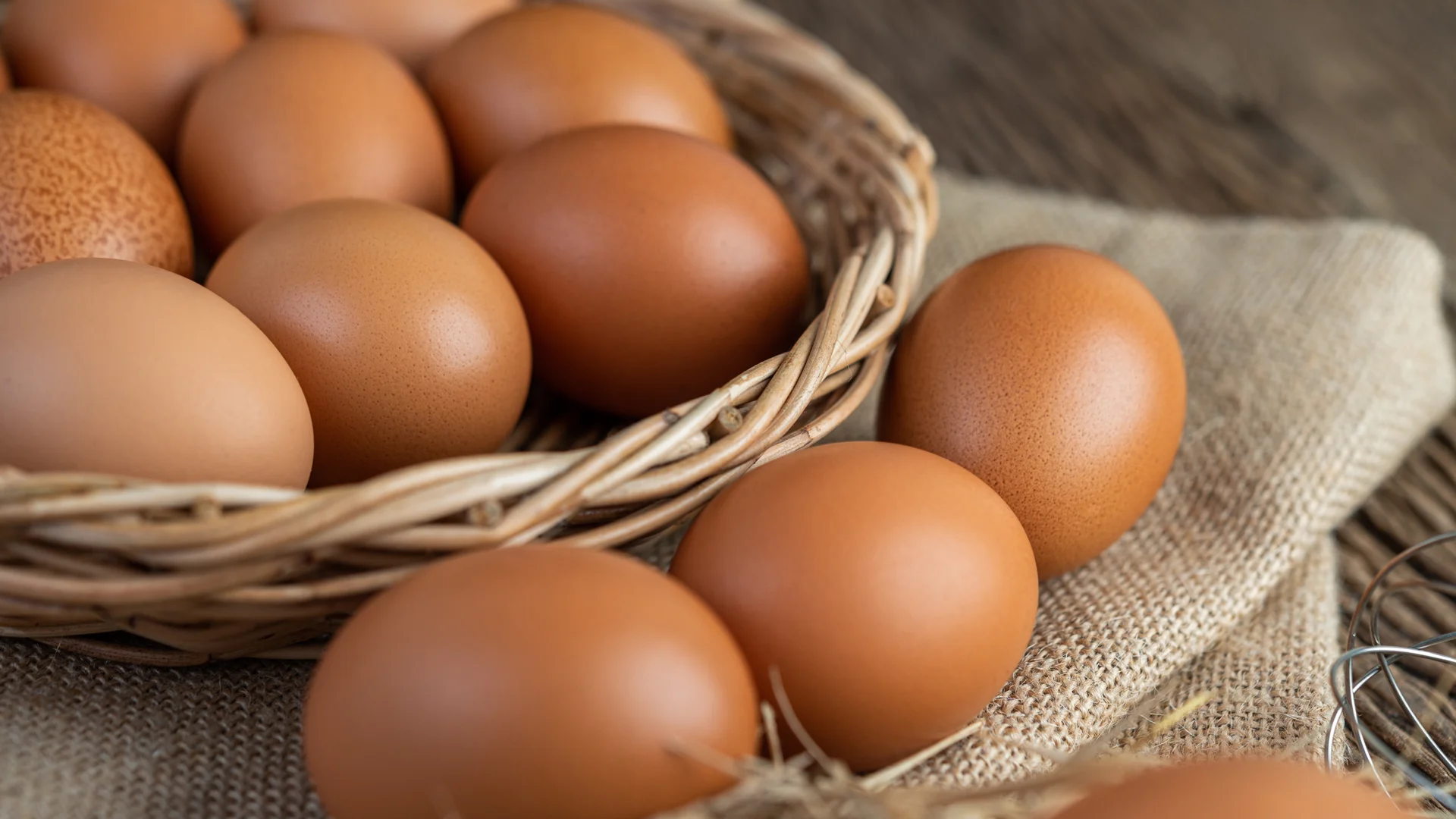 Cartones de huevos frescos